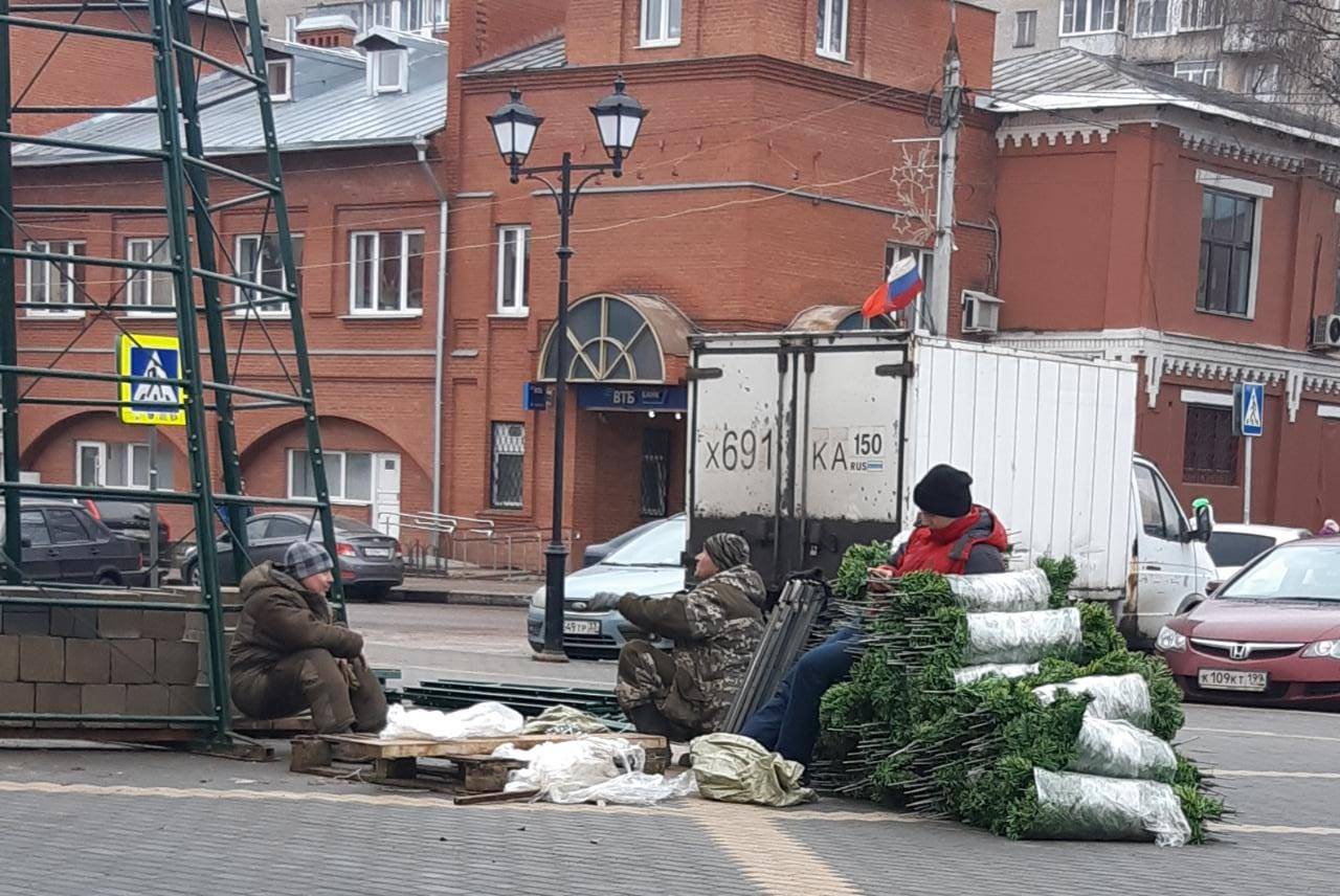 В Дедовске устанавливают новогоднюю ёлку | 19.11.2021 | Истра - БезФормата